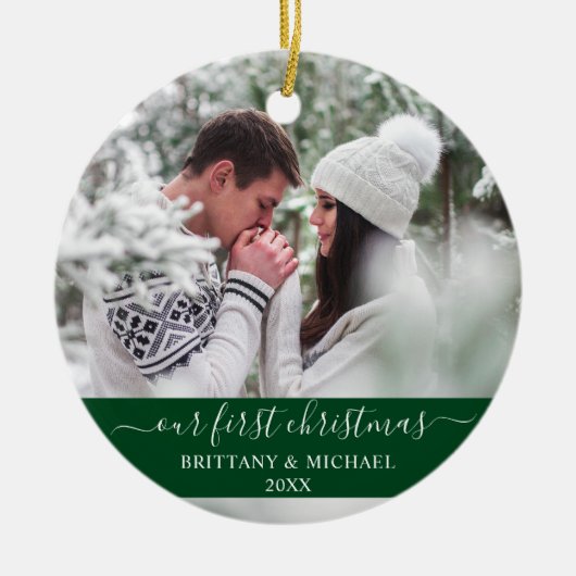 Stilvolles Skript Unser erstes Weihnachtspaar Grün Keramik Ornament (Vorne)