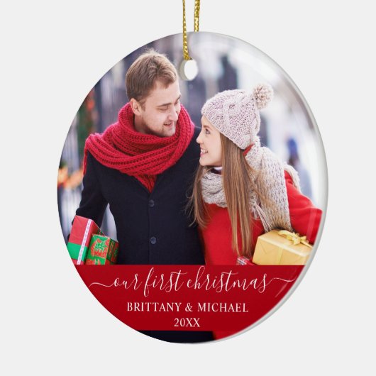 Stilvolles Skript Unser erstes Weihnachtspaar Rot Keramik Ornament (Links)