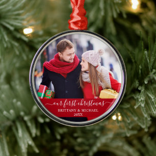 Stilvolles Skript Unser erstes Weihnachtspaar Rot Ornament Aus Metall