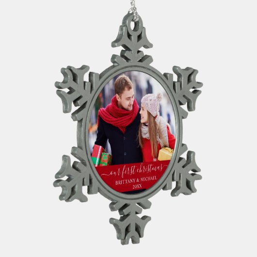 Stilvolles Skript Unser erstes Weihnachtspaar Rot Schneeflocken Zinn-Ornament (Links)