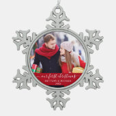 Stilvolles Skript Unser erstes Weihnachtspaar Rot Schneeflocken Zinn-Ornament (Vorderseite)