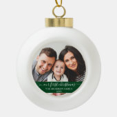 Stilvolles Skript Unsere erste Weihnachtsfamilie G Keramik Kugel-Ornament (Vorderseite)