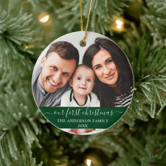 Stilvolles Skript Unsere erste Weihnachtsfamilie G Keramik Ornament (Baum)