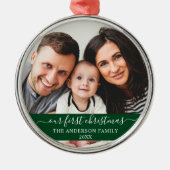 Stilvolles Skript Unsere erste Weihnachtsfamilie G Ornament Aus Metall (Vorne)