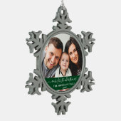 Stilvolles Skript Unsere erste Weihnachtsfamilie G Schneeflocken Zinn-Ornament (Links)