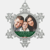 Stilvolles Skript Unsere erste Weihnachtsfamilie G Schneeflocken Zinn-Ornament (Vorderseite)