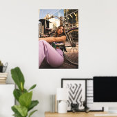 Stilvolles urbanes Radfahren. Frauen mit Vintagem Poster (Heimbüro)