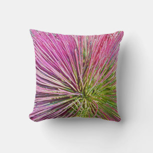 Stilvolles Wurfkissen mit auffälliger rosa Pflanze Kissen