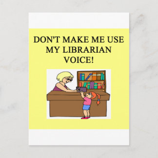 Stimme der Mutter in der Bibliothek Postkarte
