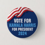 Stimme Kamala Harris für Präsident 2024 Blue Button<br><div class="desc">Stimmen Sie Kamala Harris für den Präsidenten bei den Präsidentschaftswahlen 2024. Wählen Sie unseren Vizepräsidenten als Kandidat für das demokratische Party und zeigen Sie Ihre Unterstützung mit dieser amerikanischen Fahne in blau für einen Demokraten.</div>