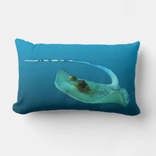Stingray in Bewegung! Gradient-blauer Hintergrund Lendenkissen