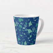 Stingray Ocean Reef Muster auf Navy Blue Milchtasse (Rechte Ecke)