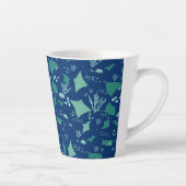 Stingray Ocean Reef Muster auf Navy Blue Milchtasse (Rechts)