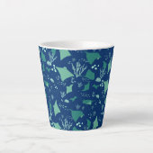 Stingray Ocean Reef Muster auf Navy Blue Milchtasse (Vorderseite)