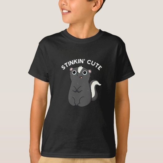 Stinkin Niedlich Funny Skunk Pun Dark BG T-Shirt (Vorderseite)