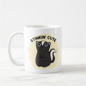 Stinkin Niedlich Funny Skunk Pun Kaffeetasse (Links)