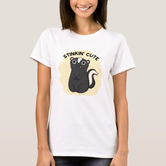 Stinkin Niedlich Funny Skunk Pun T-Shirt (Vorderseite)