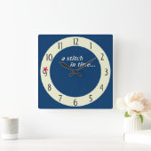 Stitch in time saves 9 clock - blue quadratische wanduhr (Zuhause)