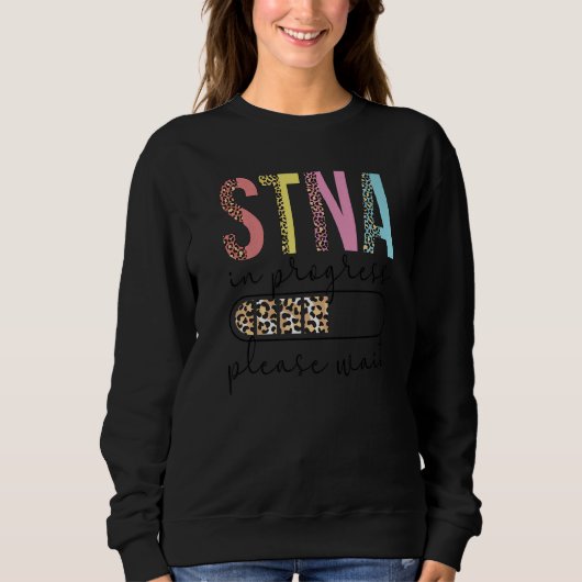 STNA In Progress State Tested Nursing Assistant Sweatshirt (Vorderseite)