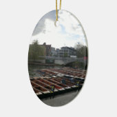 Stocherkähne auf dem Fluss-Nocken in Cambridge Keramik Ornament (Links)