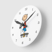 Stock-Figur-Junge auf Scooter Runde Wanduhr (Winkel)