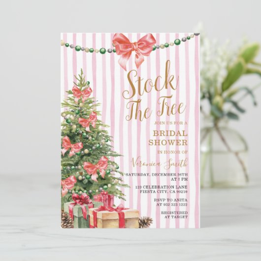 Stock The Tree Christmas Pink Bow Bridal Shower Einladung (Stehend Vorderseite)