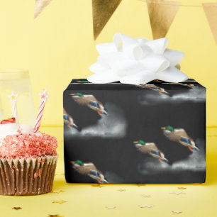 Stockente fliegt über Wasser Geschenkpapier