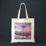 Stockholm Hauptstadt Schweden Night Skyline Tragetasche<br><div class="desc">Stockholm Hauptstadt of Sweden Night Skyline Schönes Rosa und lila Himmel auf dem Wasser.</div>