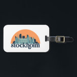 Stockholm Schweden City Skyline Retro City Art Gepäckanhänger<br><div class="desc">Vintages und retro City Design mit wunderschöner Skyline, touristischer Attraktion und Stadtbild. Cooler Wolkenkratzer und Gebäude Silhouette Illustrationen für Touristen und Reisende. Ideal als Souvenir, um Zuhause auf Reisen zu bringen. Rett die Erinnerung an deine Reise und Ferien mit Familie und Freunden. Die Hintergrundfarbe kann auf die gewünschte Farbe angepasst...</div>