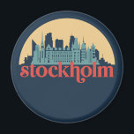 Stockholm Schweden City Skyline Retro City Art Magnet<br><div class="desc">Vintages und retro City Design mit wunderschöner Skyline, touristischer Attraktion und Stadtbild. Cooler Wolkenkratzer und Gebäude Silhouette Illustrationen für Touristen und Reisende. Ideal als Souvenir, um Zuhause zu bringen, wenn Sie durch die Welt reisen. Rett die Erinnerung an deine Reise und Ferien mit Familie und Freunden. Die Hintergrundfarbe kann auf...</div>