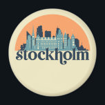 Stockholm Schweden City Skyline Retro City Art Magnet<br><div class="desc">Vintages und retro City Design mit wunderschöner Skyline, touristischer Attraktion und Stadtbild. Cooler Wolkenkratzer und Gebäude Silhouette Illustrationen für Touristen und Reisende. Ideal als Souvenir, um Zuhause zu bringen, wenn Sie durch die Welt reisen. Rett die Erinnerung an deine Reise und Ferien mit Familie und Freunden. Die Hintergrundfarbe kann auf...</div>