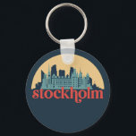 Stockholm Schweden City Skyline Retro City Art Schlüsselanhänger<br><div class="desc">Vintages und retro City Design mit wunderschöner Skyline, touristischer Attraktion und Stadtbild. Cooler Wolkenkratzer und Gebäude Silhouette Illustrationen für Touristen und Reisende. Ideal als Souvenir, um Zuhause zu bringen, wenn Sie um die Welt reisen. Rett die Erinnerung an deine Reise und Ferien mit Familie und Freunden. Die Hintergrundfarbe kann auf...</div>