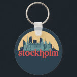 Stockholm Schweden City Skyline Retro City Art Schlüsselanhänger<br><div class="desc">Vintages und retro City Design mit wunderschöner Skyline, touristischer Attraktion und Stadtbild. Cooler Wolkenkratzer und Gebäude Silhouette Illustrationen für Touristen und Reisende. Ideal als Souvenir, um Zuhause zu bringen, wenn Sie um die Welt reisen. Rett die Erinnerung an deine Reise und Ferien mit Familie und Freunden. Die Hintergrundfarbe kann auf...</div>