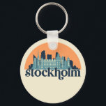 Stockholm Schweden City Skyline Retro City Art Schlüsselanhänger<br><div class="desc">Vintages und retro City Design mit wunderschöner Skyline, touristischer Attraktion und Stadtbild. Cooler Wolkenkratzer und Gebäude Silhouette Illustrationen für Touristen und Reisende. Ideal als Souvenir, um Zuhause zu bringen, wenn Sie um die Welt reisen. Rett die Erinnerung an deine Reise und Ferien mit Familie und Freunden. Die Hintergrundfarbe kann auf...</div>