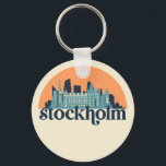 Stockholm Schweden City Skyline Retro City Art Schlüsselanhänger<br><div class="desc">Vintages und retro City Design mit wunderschöner Skyline, touristischer Attraktion und Stadtbild. Cooler Wolkenkratzer und Gebäude Silhouette Illustrationen für Touristen und Reisende. Ideal als Souvenir, um Zuhause zu bringen, wenn Sie um die Welt reisen. Rett die Erinnerung an deine Reise und Ferien mit Familie und Freunden. Die Hintergrundfarbe kann auf...</div>