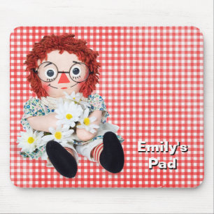Stoffpuppe auf Gingham Mousepad