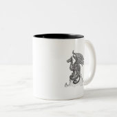 Stoischer Drache Zweifarbige Tasse (VorderseiteRechts)