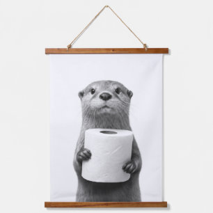 Stoischer Otter hält Toilettenpapierrolle Schwarz Wandteppich Mit Holzrahmen