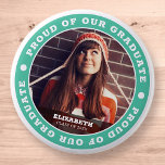 Stolz auf unser Graduate 20XX Abschluss Foto Button<br><div class="desc">Dieses einfache und klassische Design besteht aus Serifentypografie und fügt ein benutzerdefiniertes Foto hinzu.</div>