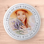 Stolz auf unser Graduate 20XX Modernes Abschluss F Button<br><div class="desc">Dieses einfache und klassische Design besteht aus Serifentypografie und fügt ein benutzerdefiniertes Foto hinzu.</div>