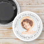 Stolz auf unser Graduate 20XX Modernes Abschluss F Magnet<br><div class="desc">Dieses einfache und klassische Design besteht aus Serifentypografie und fügt ein benutzerdefiniertes Foto hinzu.</div>
