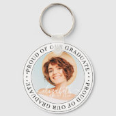 Stolz auf unser Graduate 20XX Modernes Abschluss F Schlüsselanhänger (Vorderseite)