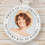 Stolz auf unser Graduate 20XX Modernes Abschluss F Schlüsselanhänger<br><div class="desc">Dieses einfache und klassische Design besteht aus Serifentypografie und fügt ein benutzerdefiniertes Foto hinzu.</div>