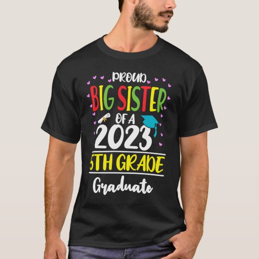 Stolz Big Sister einer Klasse von 2023 5. Grad Gra T-Shirt (Vorderseite)