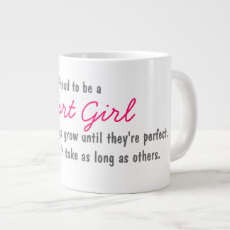 Stolz, eine kurzes Mädchen-riesige Kaffee-Tasse zu Jumbo-Tasse