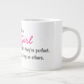 Stolz, eine kurzes Mädchen-riesige Kaffee-Tasse zu Jumbo-Tasse (Rechts)