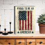 Stolz, eine rustikale amerikanische Flagge zu sein Holzkisten Schild<br><div class="desc">Dieses Vintage Design mit rustikaler amerikanischer Fahne ist das ideale Geschenk für jeden Patrioten.</div>