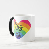 Stolz, küss mich. Liebe ist fair. Verwandlungstasse (Vorderseite Links)