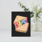 Stolz. Liebe ist Liebe. Niedliche Liebe. Regenboge Postkarte (Stehend Vorderseite)