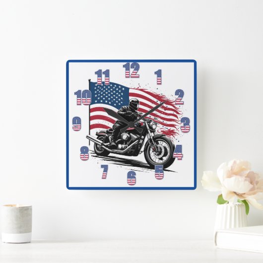 Stolz reiten mit amerikanischer Flagge im Sonnenun Quadratische Wanduhr (Zuhause)